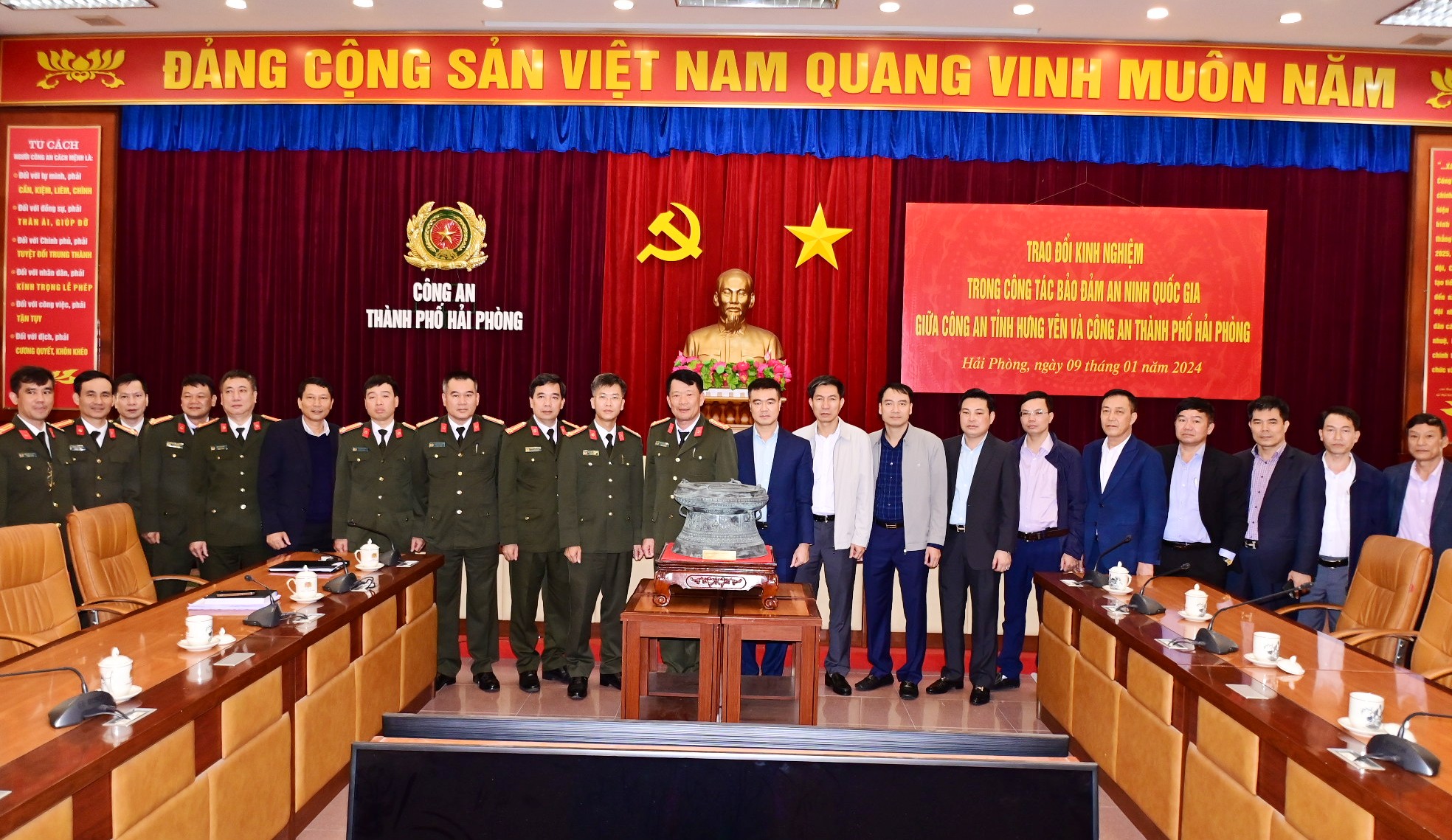 Tiếp đoàn Công an tỉnh Hưng Yên trao đổi kinh nghiệm trong đảm bảo an ninh quốc gia tại Hải Phòng